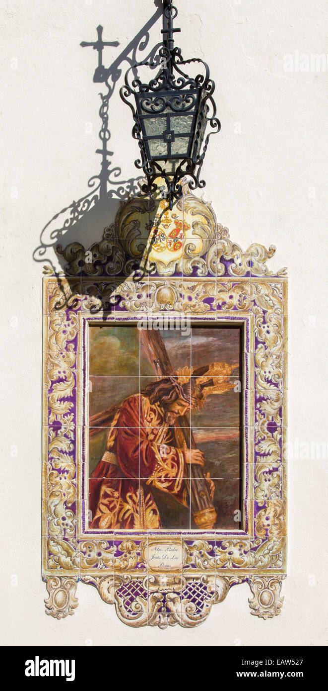 Sevilla - die Keramik gefliest Christus mit dem Kreuz des Künstlers Enrique Orce Marmol auf die Kirche Iglesia San Roque. Stockfoto