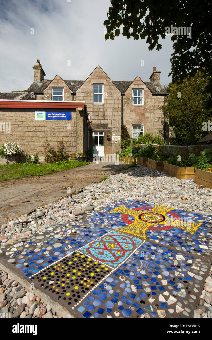 Die Grundschule auf der Isle of Iona Mull, Schottland, Vereinigtes Königreich, mit einem Mosiac cross zeigt das berühmte Kreuz von Iona. Stockfoto