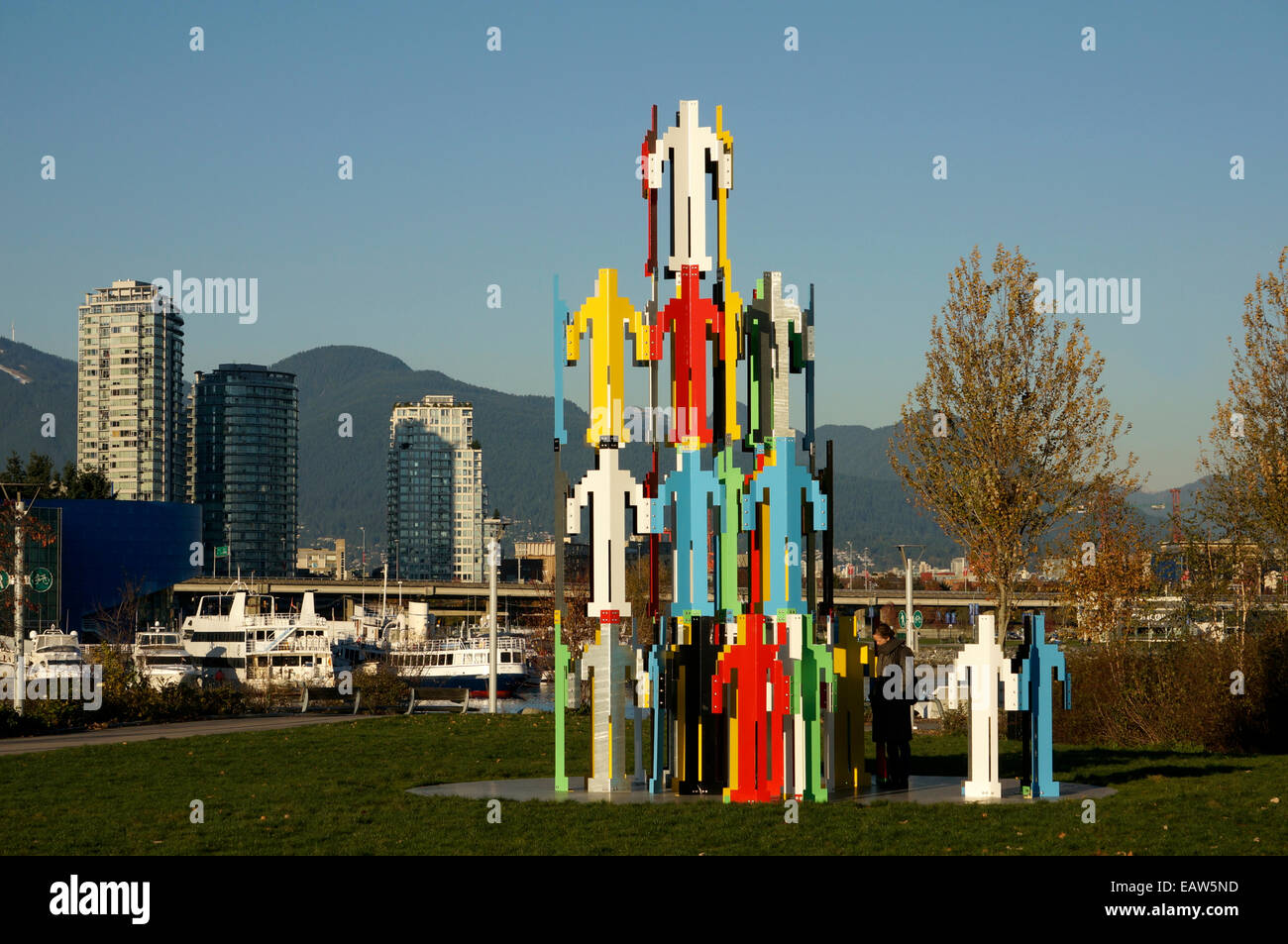 Menschlichen Strukturen Vancouver Metall-Skulptur von Jonathan Borofsky im False Creek Village, Vancouver, BC, Kanada Stockfoto