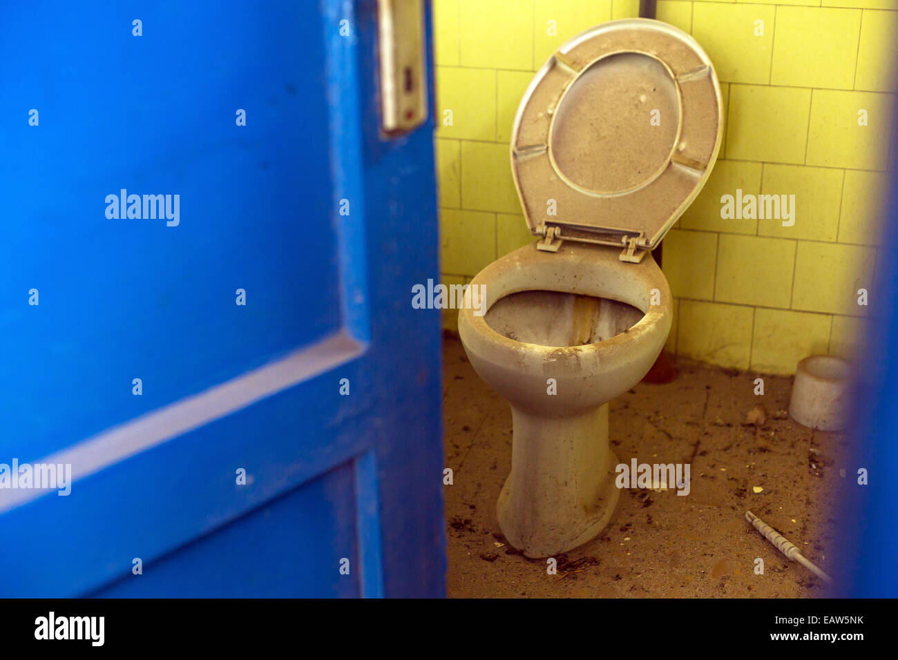 Alte, schmutzige Toilette Stockfoto