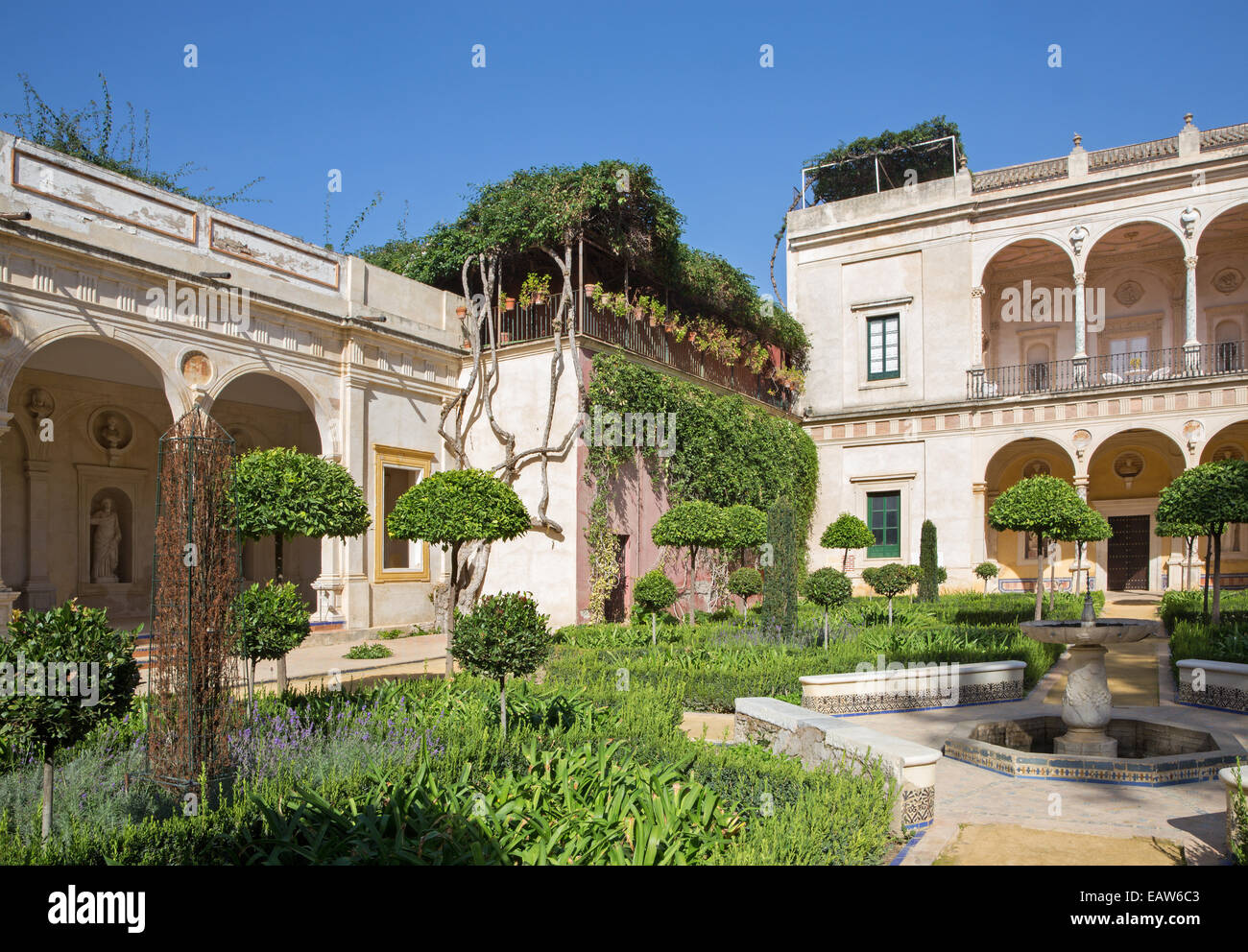 Sevilla, Spanien - 28. Oktober 2014: Die Fassade und die Gärten der Casa de Pilatos. Stockfoto