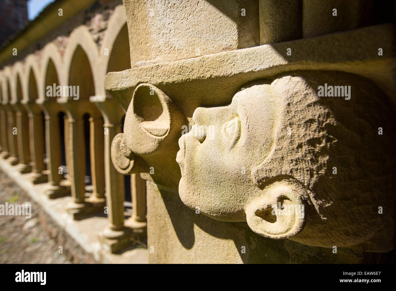 Ein Gesicht, trinken aus einer Tasse und Sandstein Säulen in Iona Abbey auf Iona, aus Mull, Schottland. Stockfoto