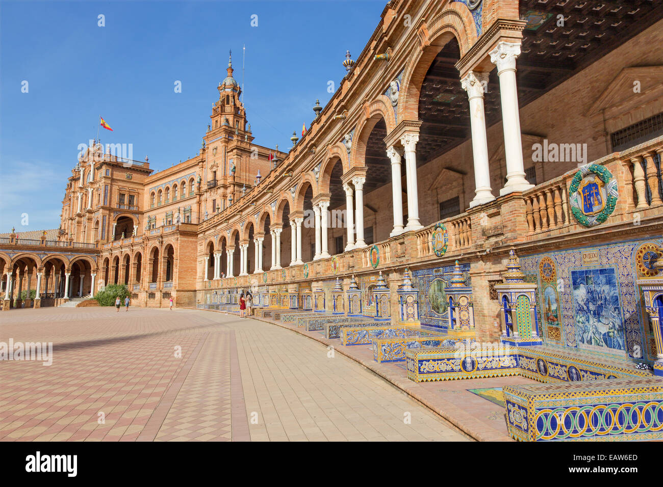 Sevilla - Plaza de Espana Platz im Art-Déco- und Neo-Mudéjar-Stil und den gefliesten "Provinz Nischen" entlang der Wände. Stockfoto