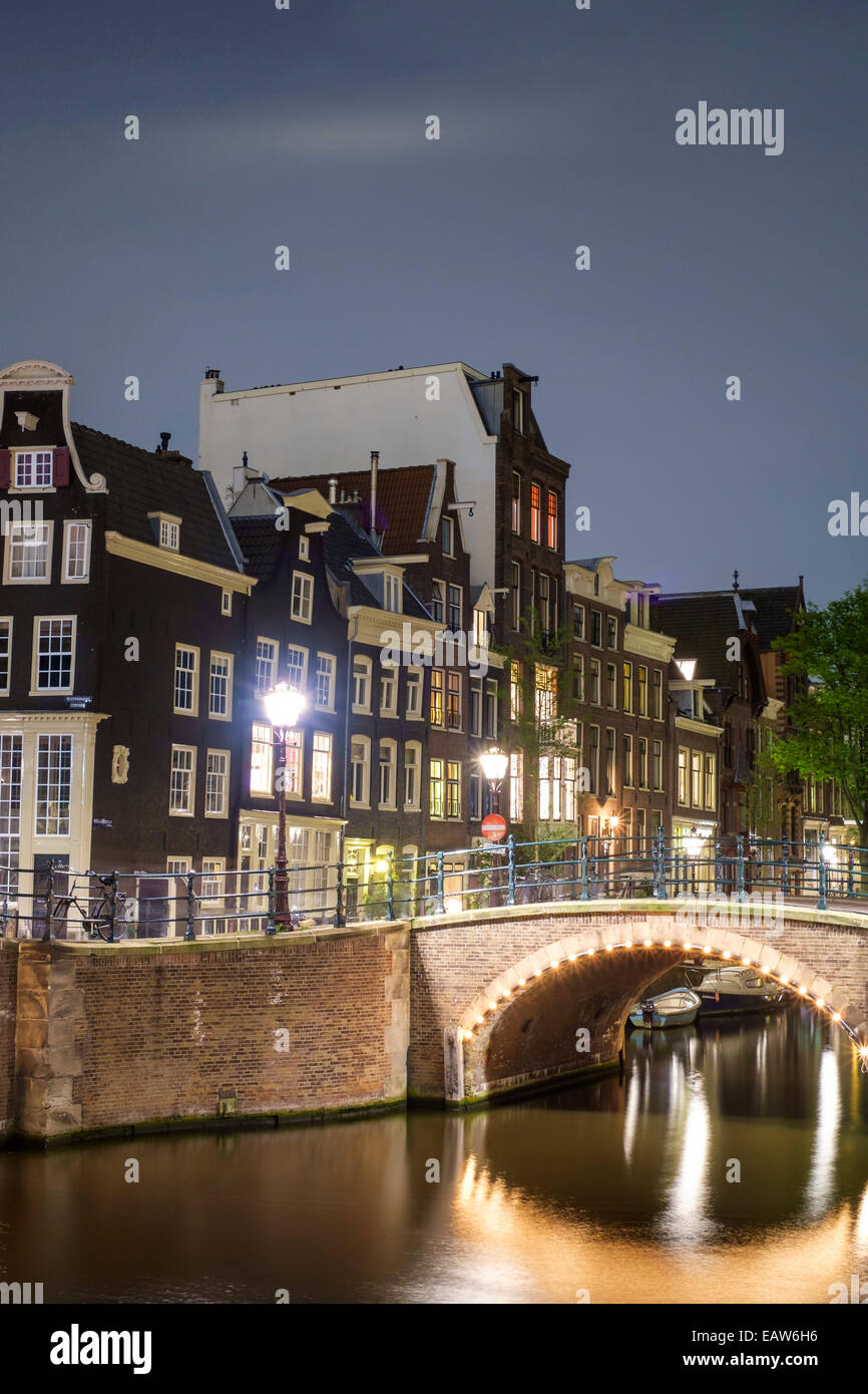 Gebäude an der Kreuzung der Keizersgracht und Reguliersgracht bei Nacht, Amsterdam, Nordholland, Niederlande Stockfoto