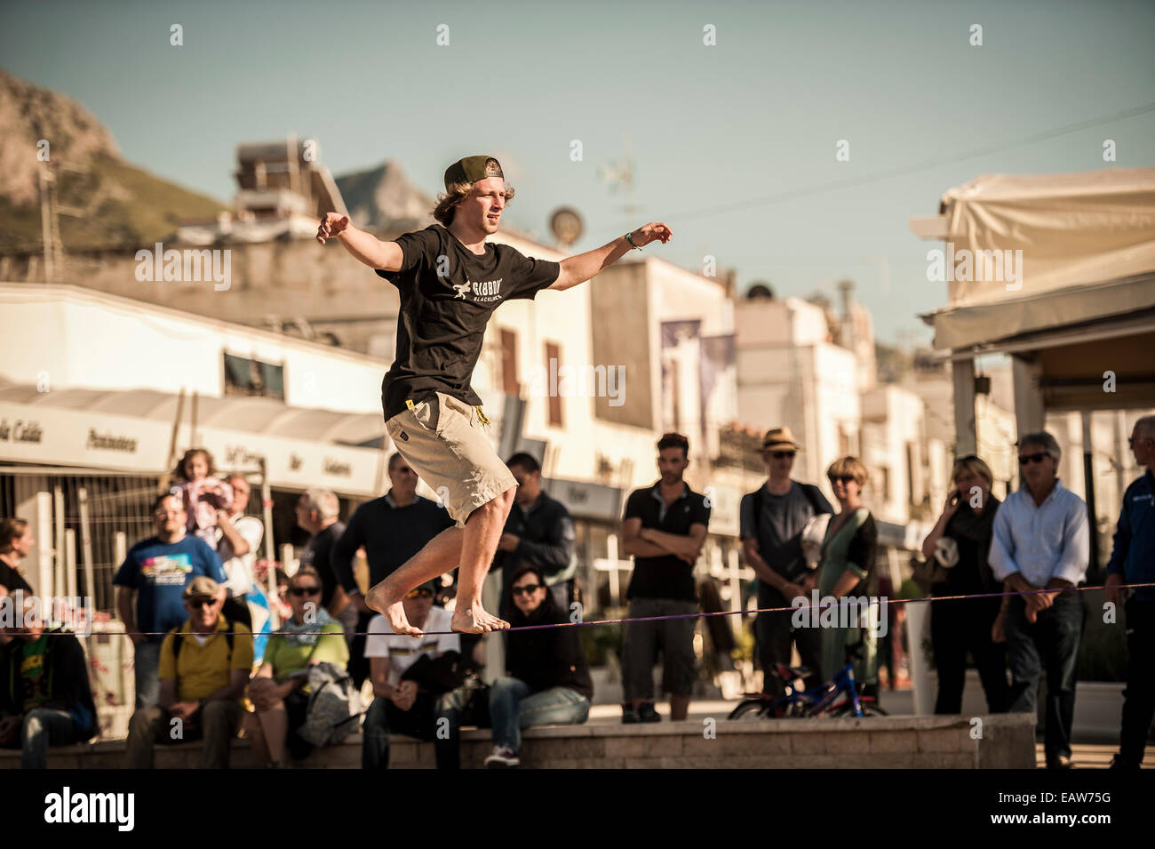 Slackline-Freestyle show am Strand San Vito Climbing Festival 2014. Sizilien, Italien. Stockfoto