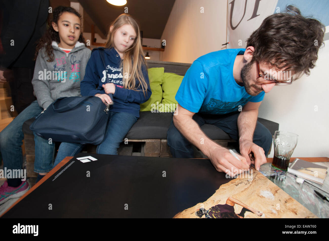 Profi-Bergsteiger, die Daniel Jung Unterzeichnung während San Vito Climbing Festival 2014 für seine jungen Fans Autogramme. Sizilien, Italien. Stockfoto