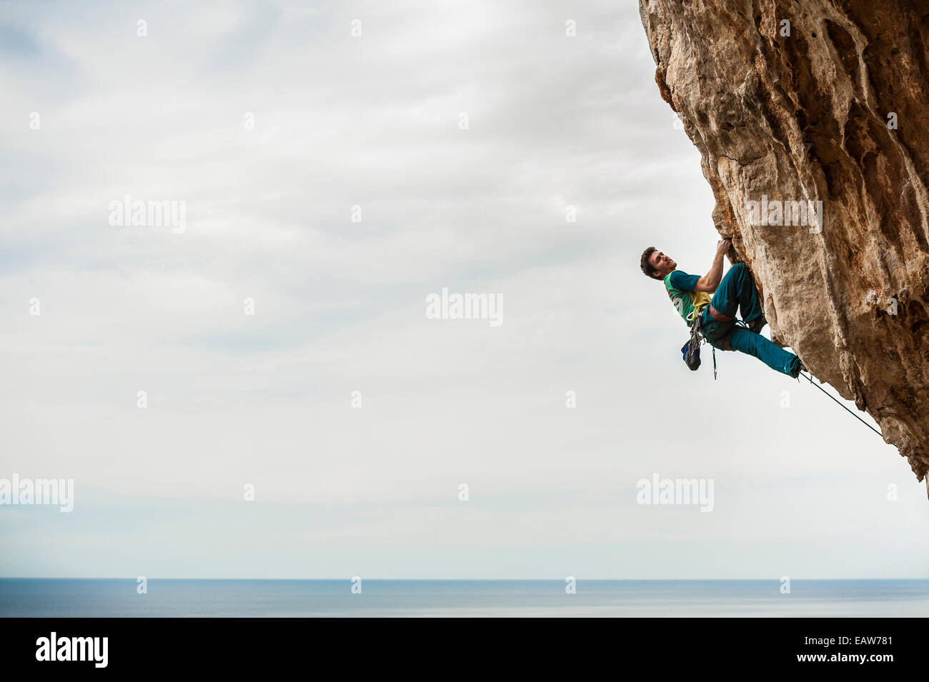 Profi-Bergsteiger Stefano Ghisolfi Onsights eine 8a Route San Vito Climbing Festival 2014 wo er als Ehrengast eingeladen wurde. Sizilien, Italien. Stockfoto