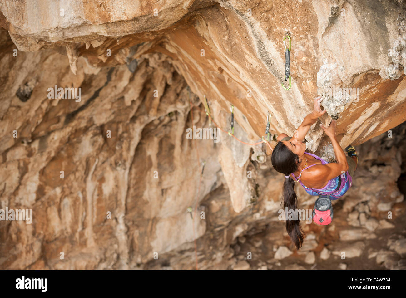 Profi-Bergsteiger Daila Ojeda eine harte Route zu klettern, während San Vito Climbing Festival 2014, wo sie als special Guest eingeladen wurde. Sizilien, Italien. Stockfoto