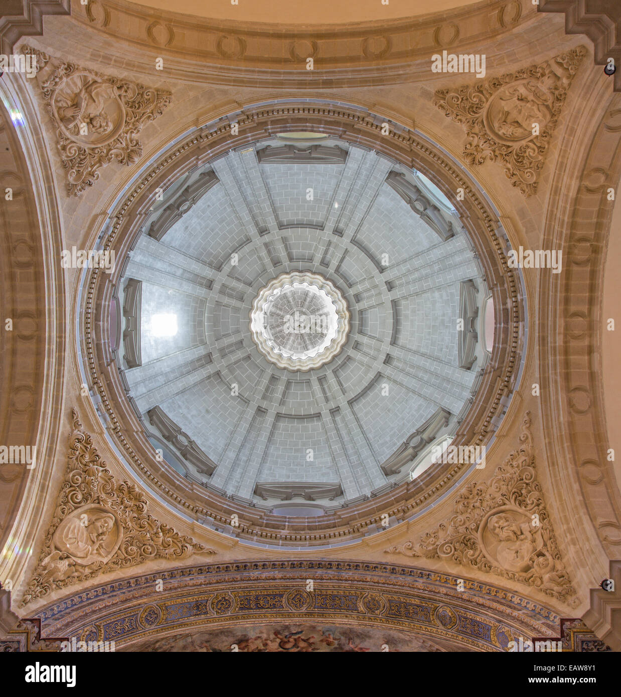 Sevilla - die Kuppel des barocken Kirche von El Salvador (Iglesia del Salvador) entworfen von Esteban Garcia (1674). Stockfoto