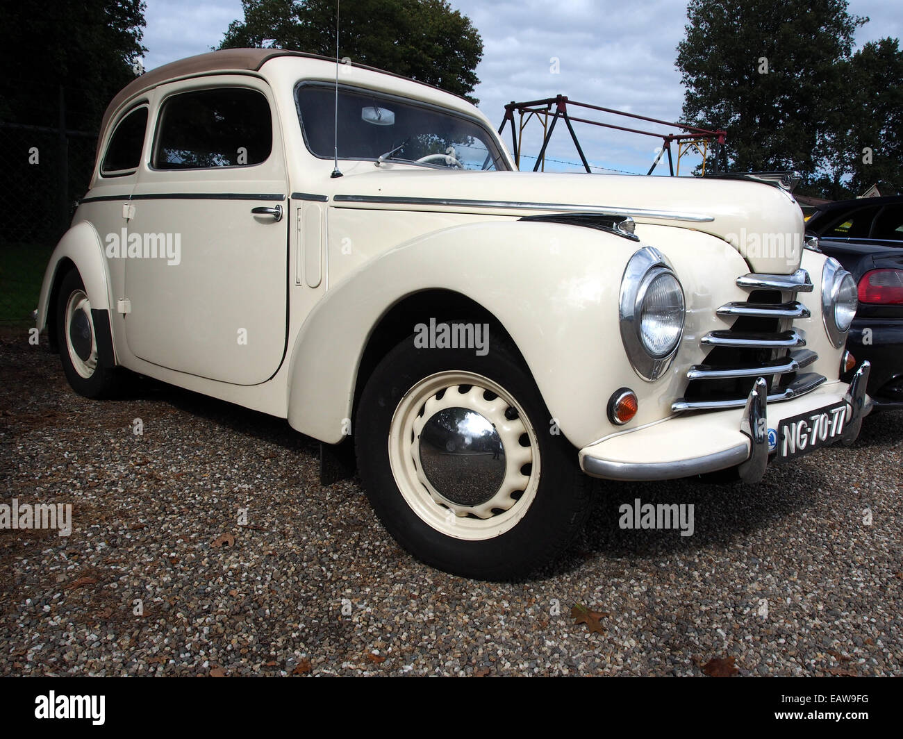Die SKODA 1102 von 1952, die Eintragung NG-70-77, wird in Horn, Niederlande, gesehen. Dieser Oldtimer, bekannt für sein kompaktes Design und die Technik der Nachkriegszeit, ist nach wie vor ein begehrtes Sammlerstück. Stockfoto