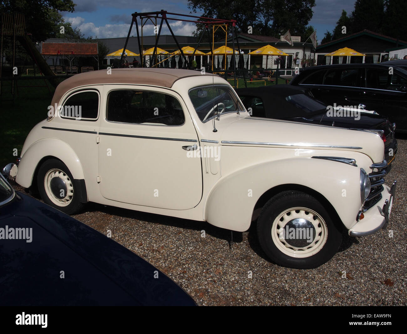 Die SKODA 1102 von 1952, die Bezeichnung NG-70-77, wird in Horn, Niederlande, gefangen genommen. Dieser Oldtimer hat ein unverwechselbares Design und repräsentiert die europäische Automobiltechnik Mitte des 20. Jahrhunderts. Stockfoto