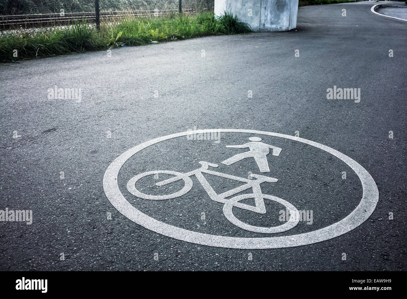 Weissen Fahrrad Strasse Zeichen Kreissymbol Auf Fahrradwegen Geschliffen Asphalt Kopie Raum Textfreiraum Landschaft Horizontal Stockfotografie Alamy