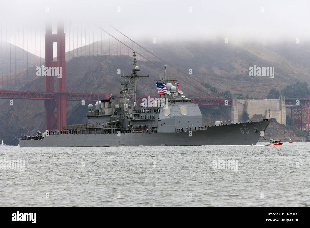 Der Ticonderoga-Klasse geführte Flugkörper Kreuzer USS Chosin (CG-65) tritt in San Francisco Bay im Oktober 2014. Stockfoto