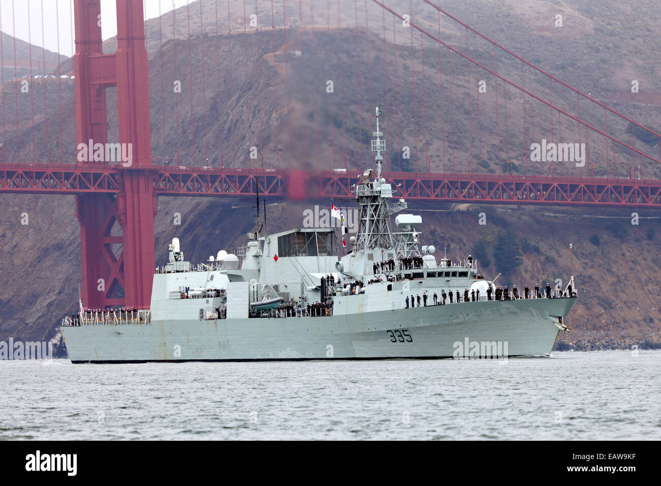 Halifax-Klasse Fregatte HMCS Calgary (FFH-335) tritt in San Francisco Bay im Oktober 2014. Die Calgary wurde offiziell in Betrieb genommen ich Stockfoto