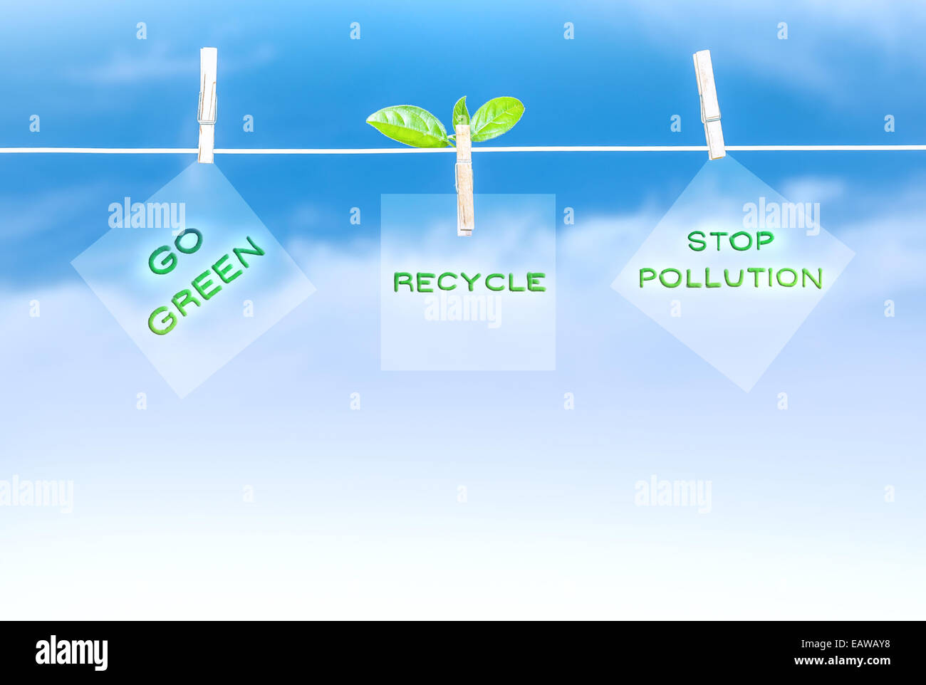 Drei grüne Schild hängen blaue Himmelshintergrund, umweltfreundlich, recycling von Müll, Umweltverschmutzung, sparen Umwelt-Konzept zu stoppen Stockfoto