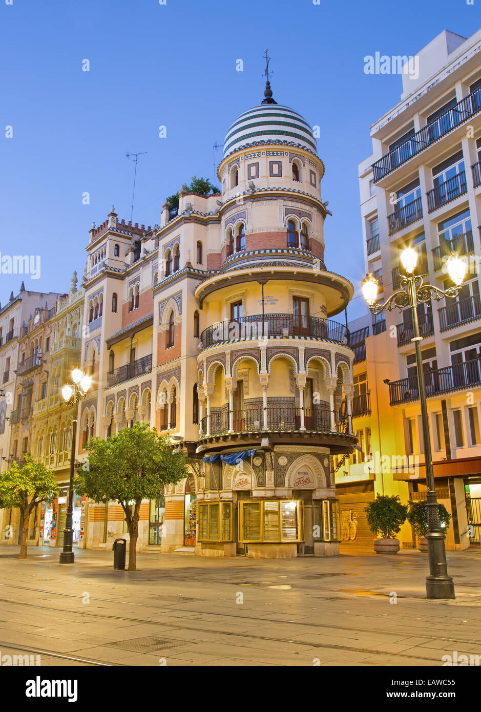 Sevilla, Spanien - 29. Oktober 2014: Das Gebäude im Neo-Mudejar-Stil auf der Avenida De La Constitución Street in Morgen-Dämmerung. Stockfoto