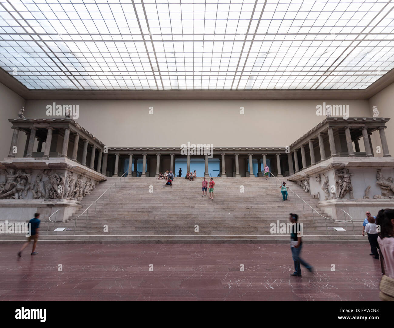 Besucher im Berliner Pergamon-Museum in der großen Halle mit dem berühmten Pergamon-Altar. Stockfoto