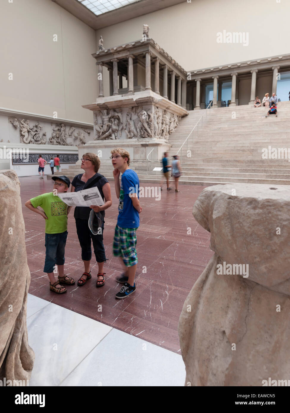 Besucher im Berliner Pergamon-Museum in der großen Halle mit dem berühmten Pergamon-Altar. Stockfoto