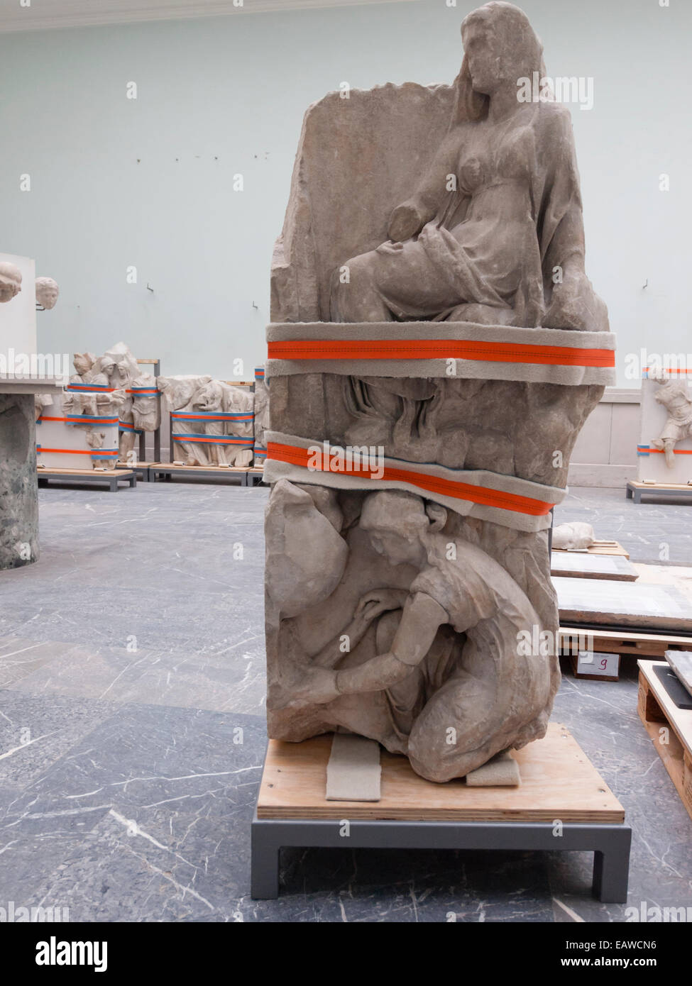 Fragmente der antiken Bauwerke sind für die Sanierung des Berliner Pergamon-Museum vorbereitet. Stockfoto