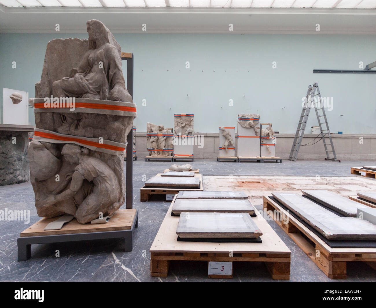 Fragmente der antiken Bauwerke sind für die Sanierung des Berliner Pergamon-Museum vorbereitet. Stockfoto