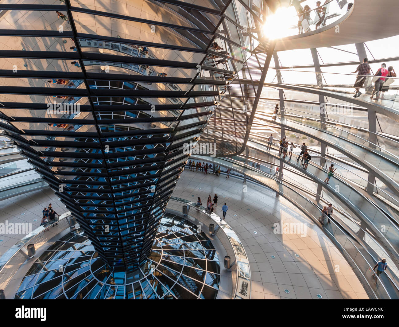 Glas-Kuppel auf Berliner Reichstag, das Deutsche Haus des Parlaments (entworfen vom Architekten Sir Norman Foster) Stockfoto
