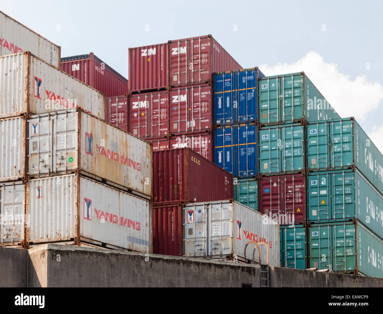 Gestapelte Schiffscontainer im Hamburger Hafen Stockfoto