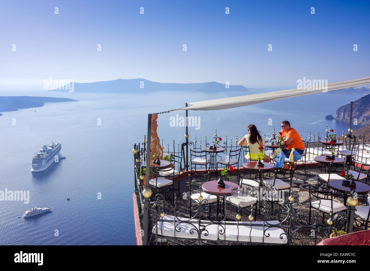 Cafe Restaurant am Kraterrand, Fira, Santorini, Griechenland mit Kreuzfahrtschiff Stockfoto