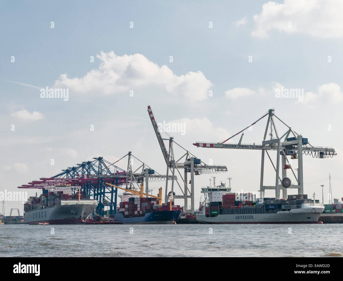 Drei Frachtschiffe sind im Container beladen terminal Tollerort im Hamburger Hafen, Deutschland. Stockfoto