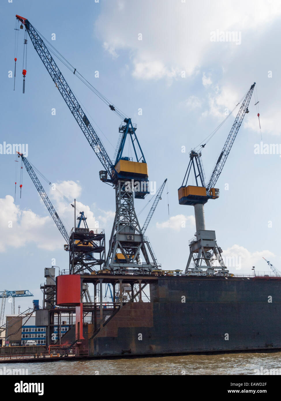 Dry Dock und Kräne der Deutschen Werft "Blohm + Voss" auf der Werft der Hamburger Hafen, Deutschland. Stockfoto
