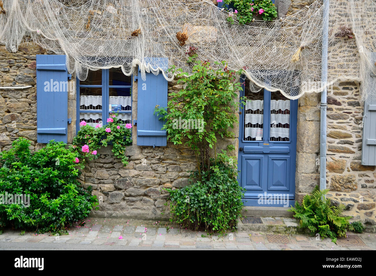 Typisches Steinhaus in St. Suliac (klassifiziert schönstes Dorf in Frankreich), Bretagne, Frankreich. Stockfoto