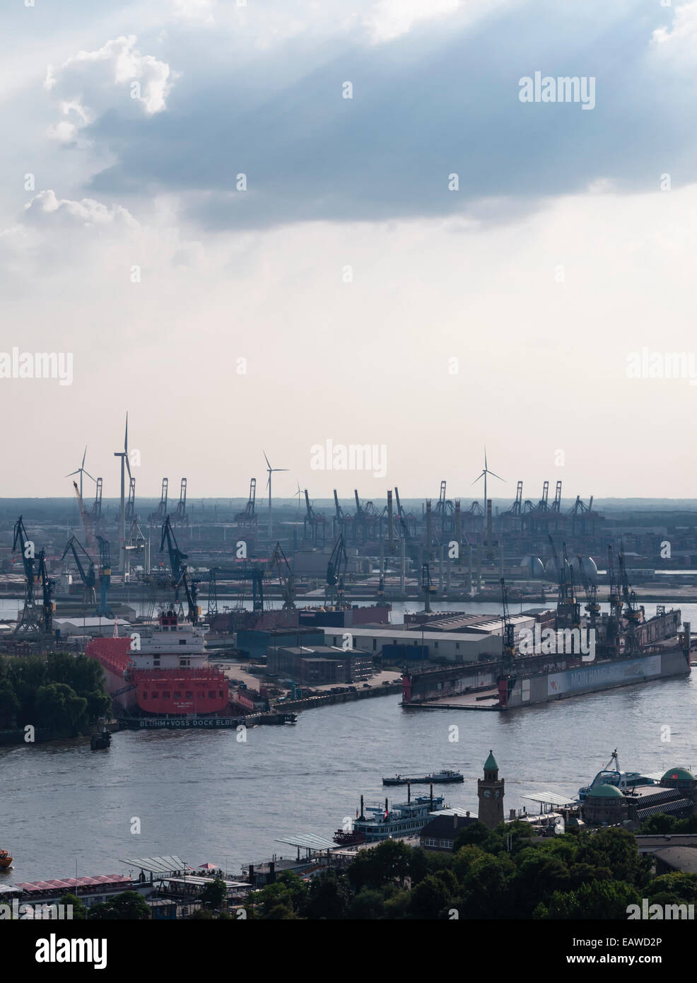 Blick auf den Hamburger Hafen mit den St. Pauli Piers (vorne), das Hafenbecken der Werft "Blohm + Voss" (Mitte) und den Hafen Krane (zurück) Stockfoto