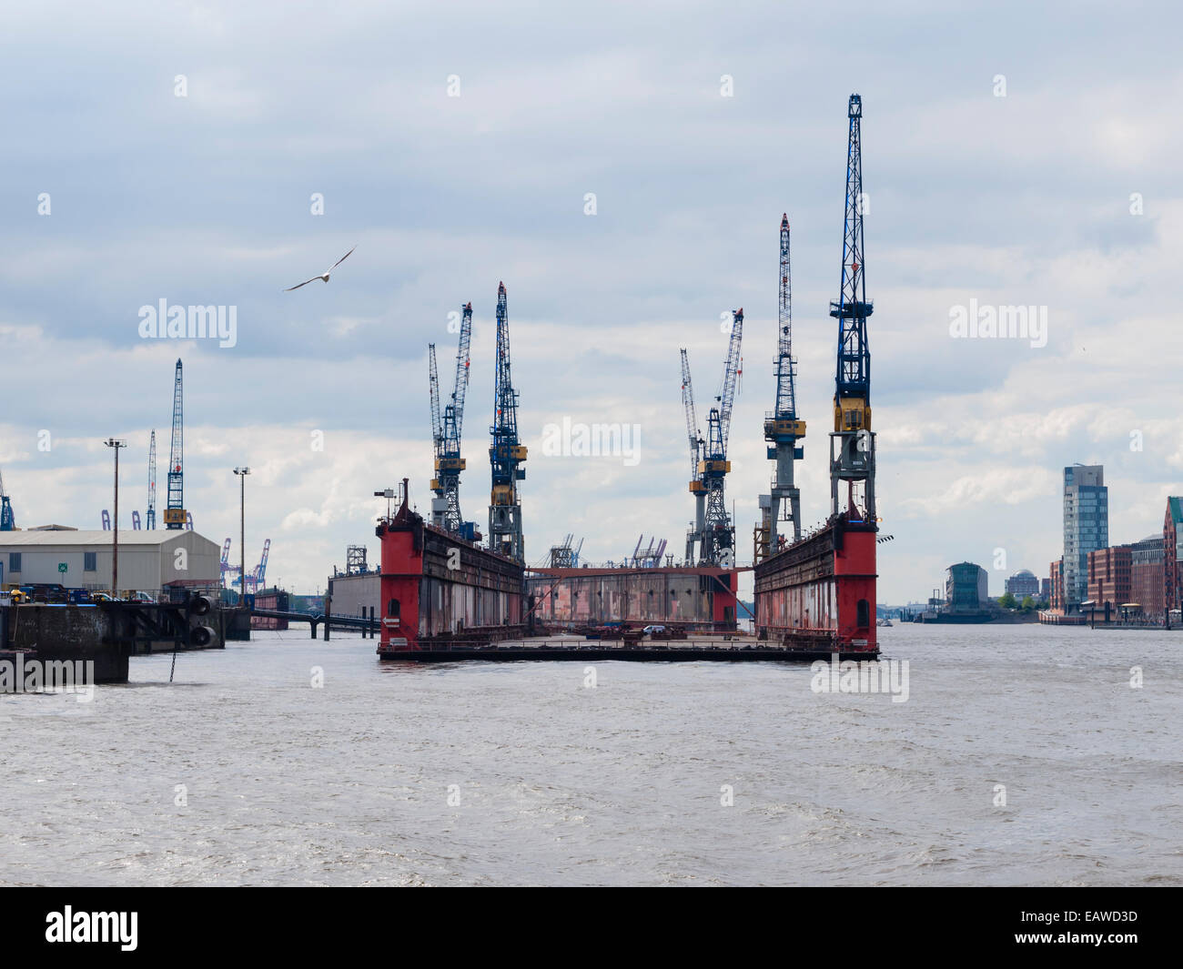 Eine leere Trockendock der Deutschen Werft "Blohm + Voss" schwimmt auf der Elbe im Hamburger Hafen. Stockfoto