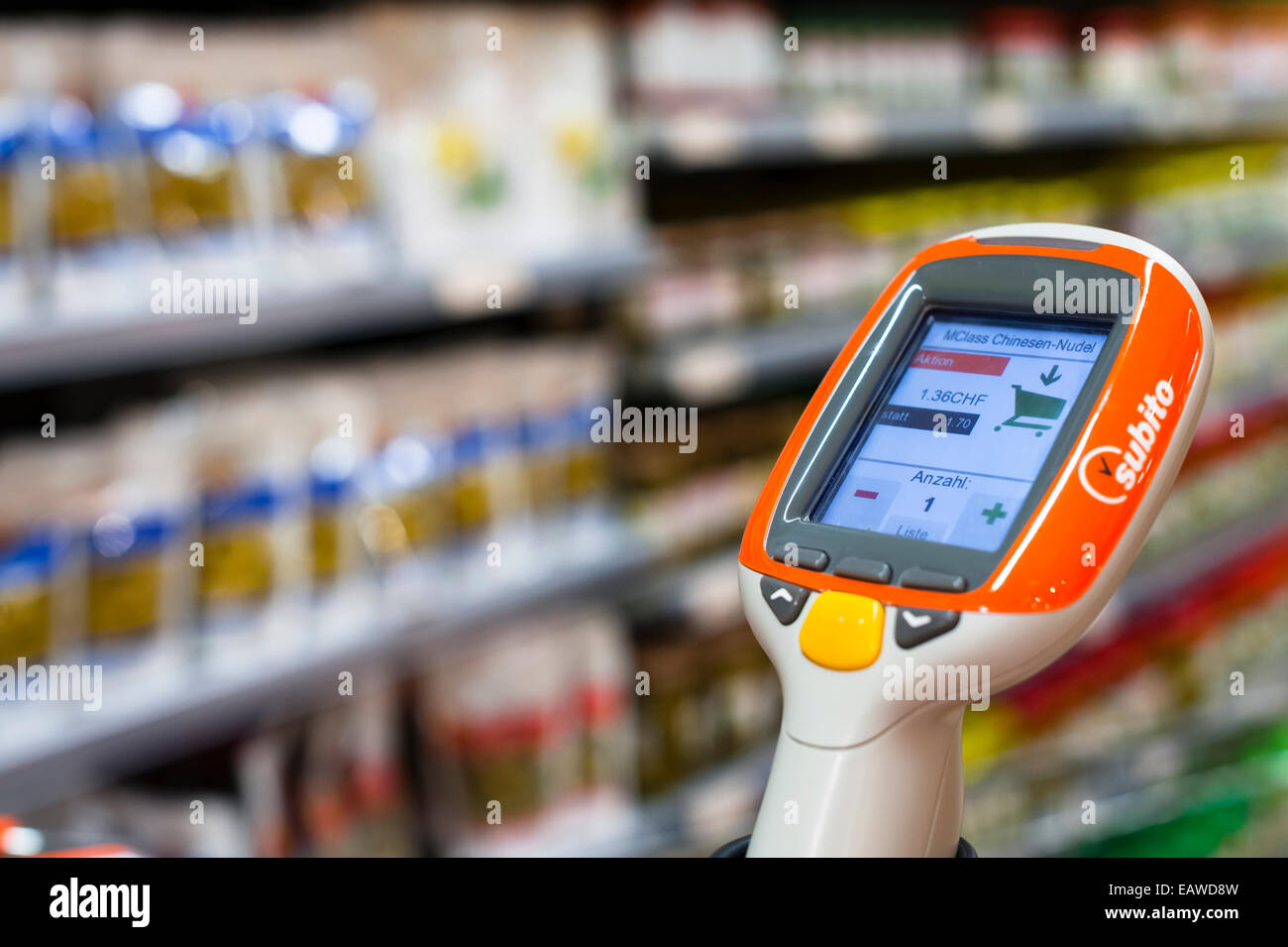 Ein handheld Subito Selfscanning-Gerät fest mit einem Warenkorb in einem  Migros-Supermarkt in Zürich, Schweiz Stockfotografie - Alamy