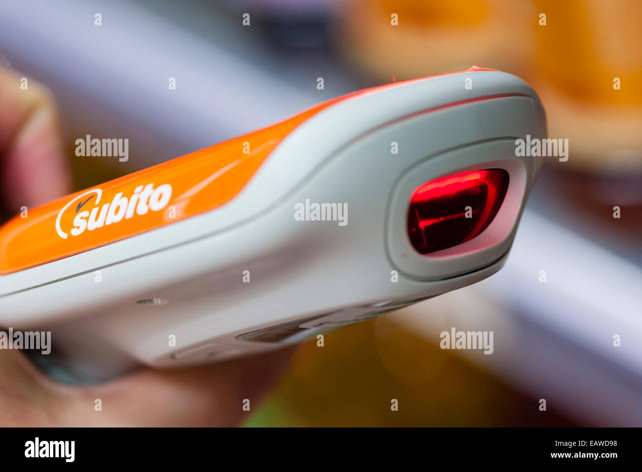 Scannen von einem Preisschild mit einem handheld Subito Selfscanning Geräte  in einem Migros-Supermarkt in Zürich, Schweiz Stockfotografie - Alamy