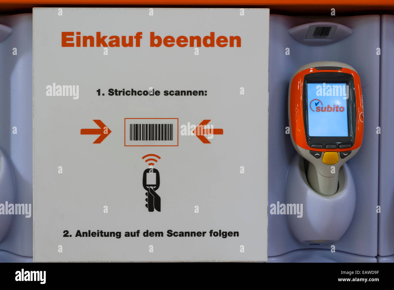 SB-Kasse in einem Migros-Supermarkt in Zürich, Schweiz. Text sagt "Einkauf beenden: dieser Strichcode Scannen" Stockfoto