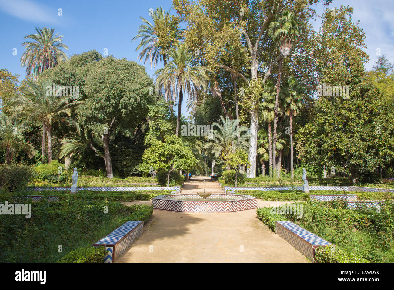 Sevilla - die wenig gefliesten Brunnen im Maria Luisa park Stockfoto