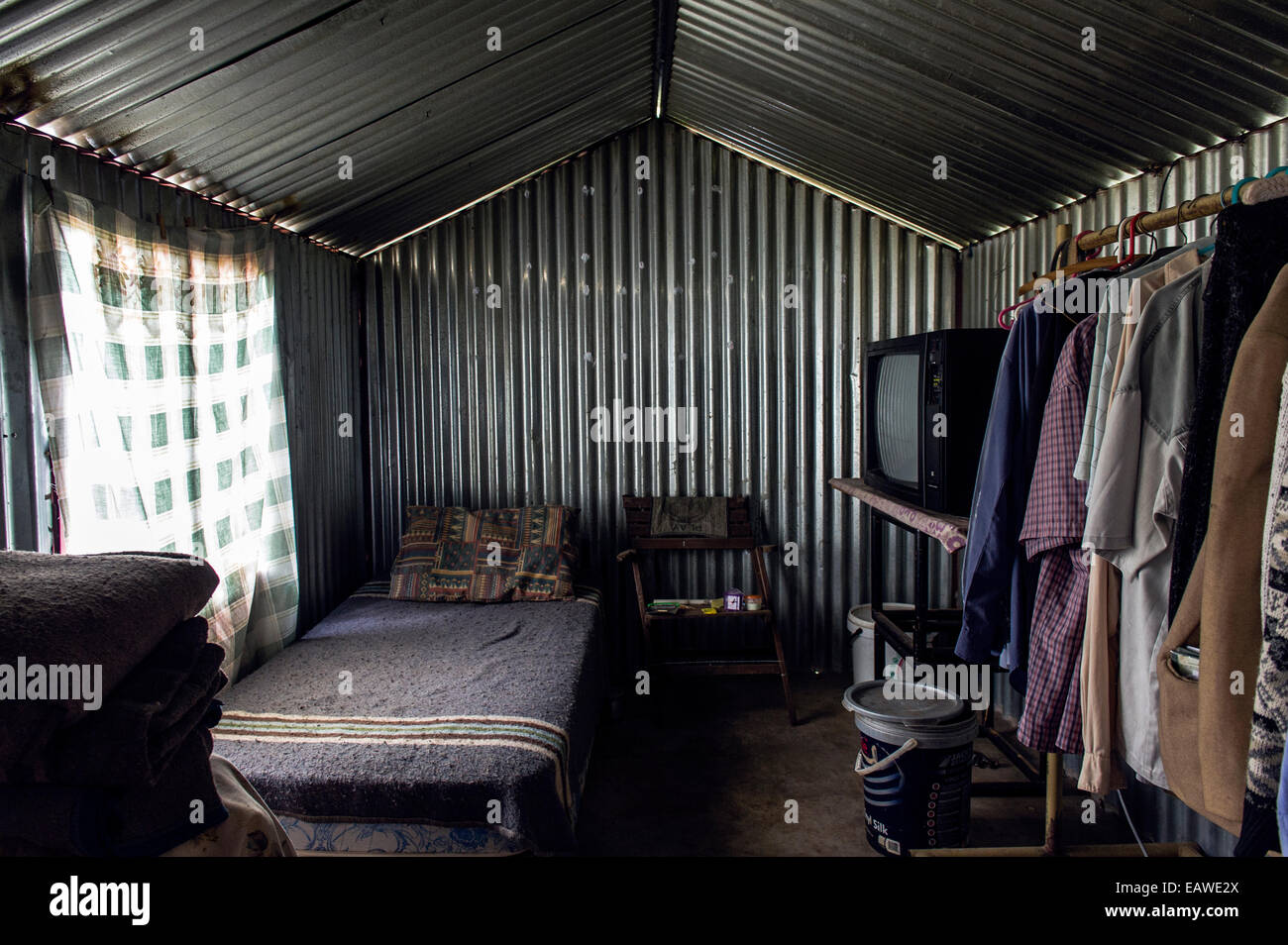 Eine gewellte Zinn Gartenhaus wird ein Haus in einem vertriebenen Gemeinde. Stockfoto