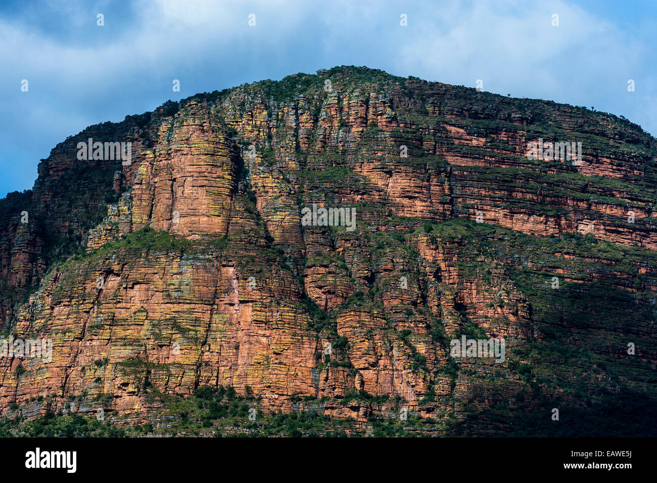 Die verwitterte und rissig Felswand eines Tischplatte Berges. Stockfoto