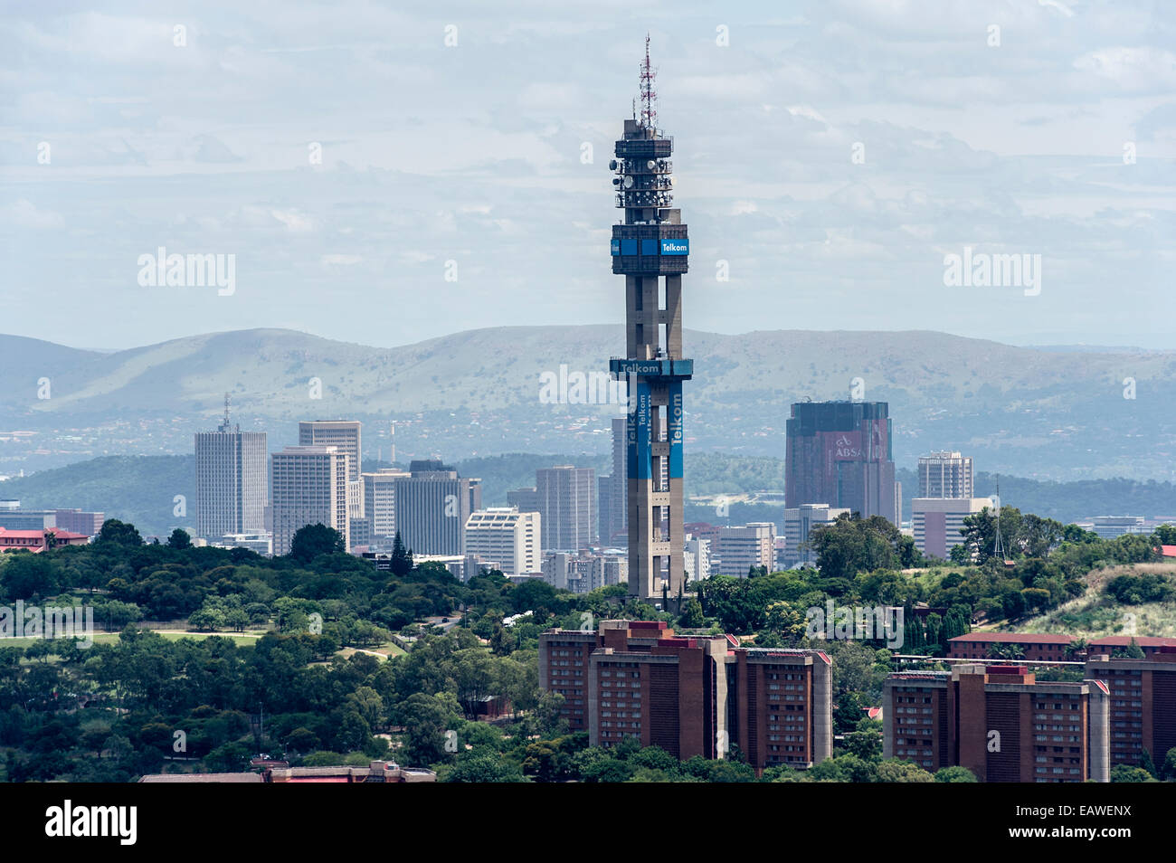 Telkom Turm steht hoch über der Hauptstadt der Republik Südafrika Pretoria. Stockfoto