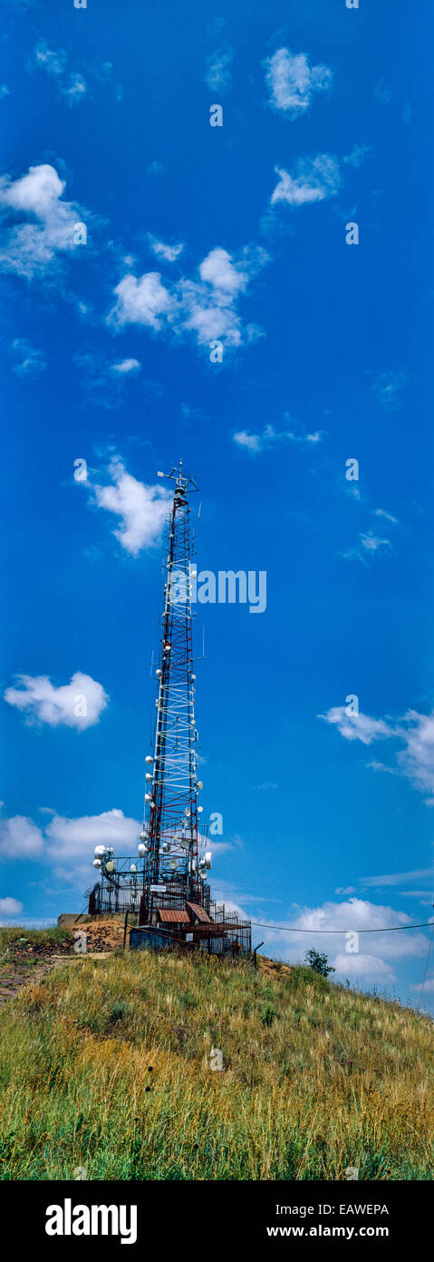 Eine Radioantenne auf einem Hügel mit Blick auf die Hauptstadt Pretoria in Südafrika. Stockfoto