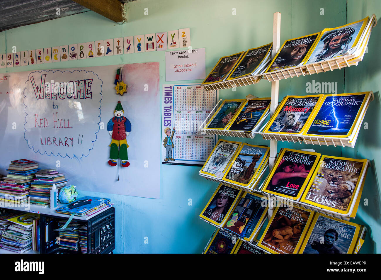Eine Schulbibliothek gemacht von Schrott für verdrängt afrikanische Flüchtlinge. Stockfoto
