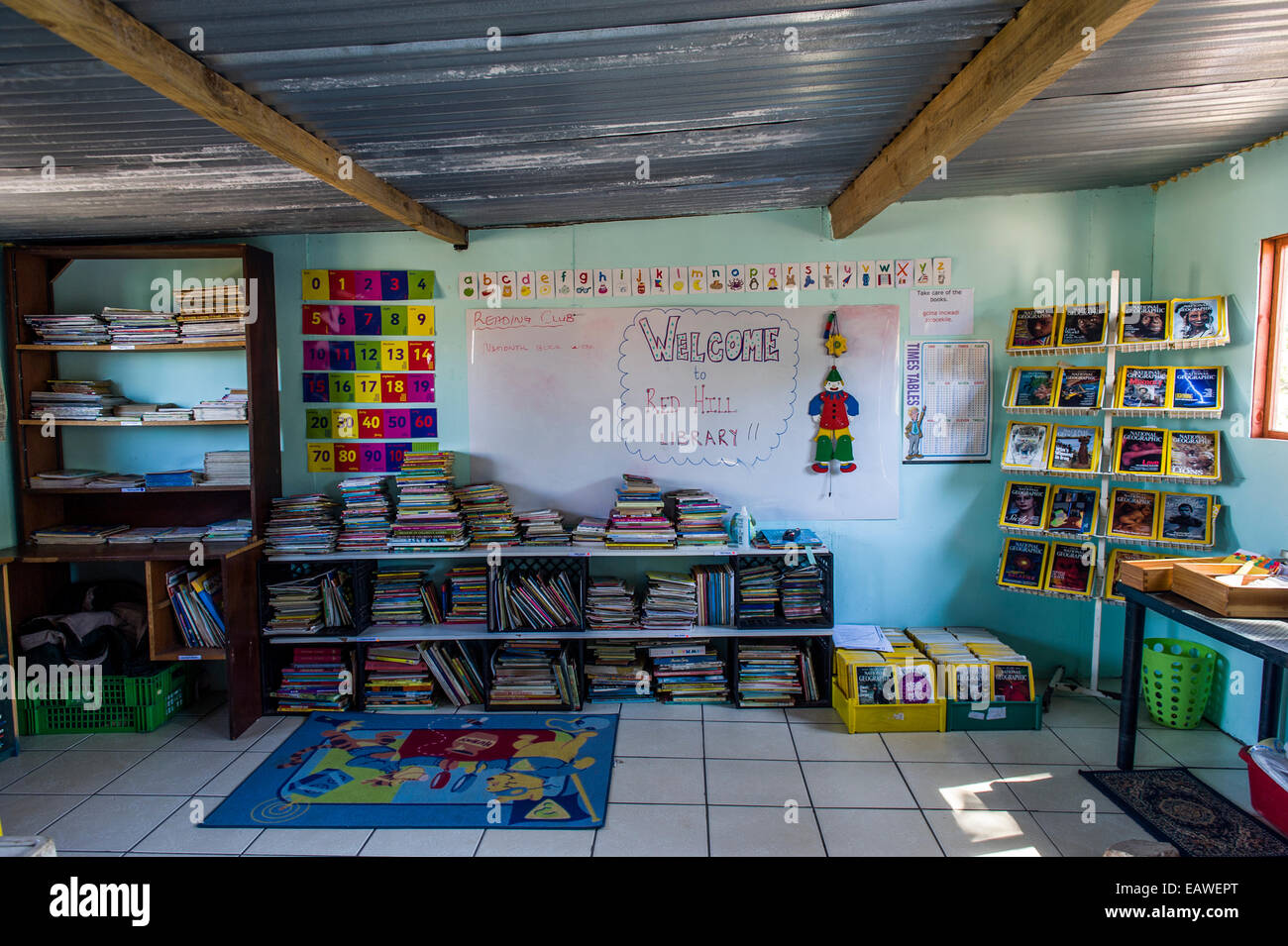Eine Schulbibliothek gemacht von Schrott für verdrängt afrikanische Flüchtlinge. Stockfoto