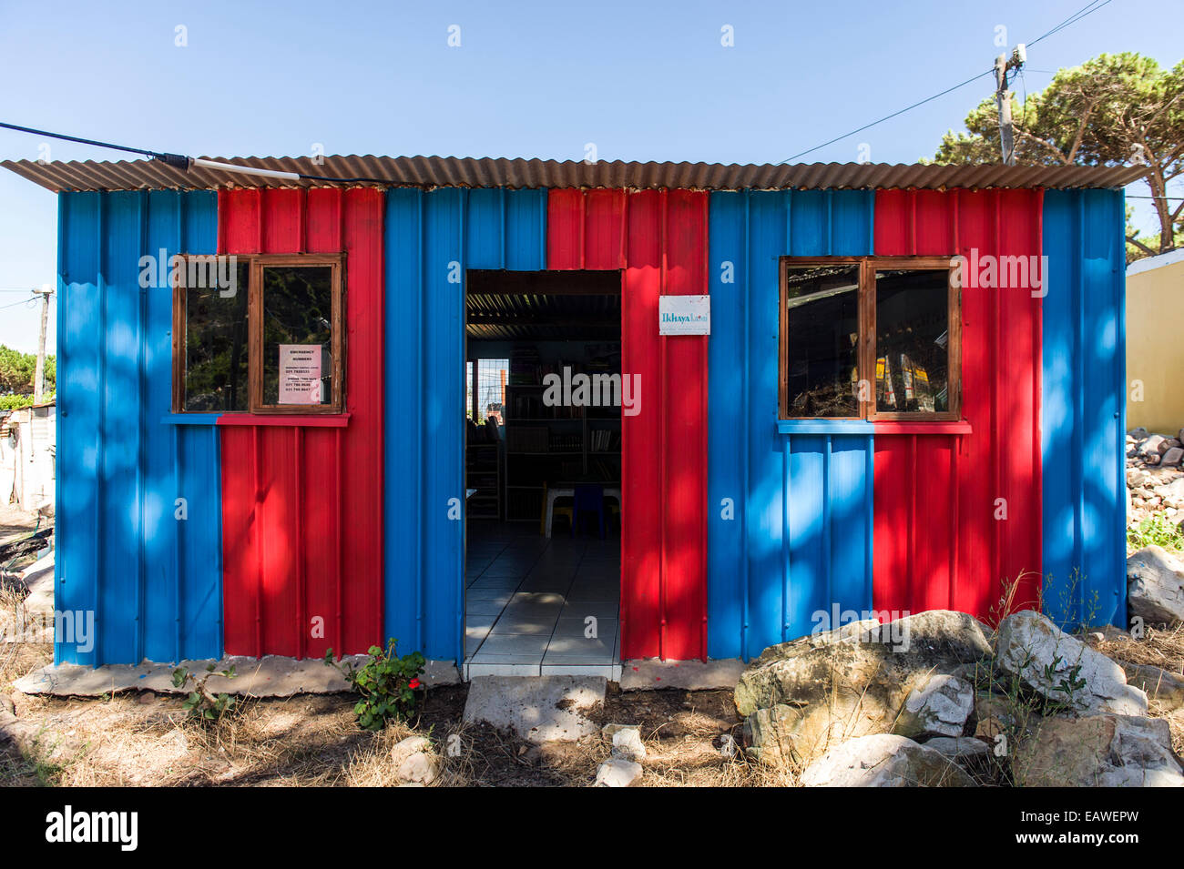 Eine Schulbibliothek gemacht von Schrott für verdrängt afrikanische Flüchtlinge. Stockfoto