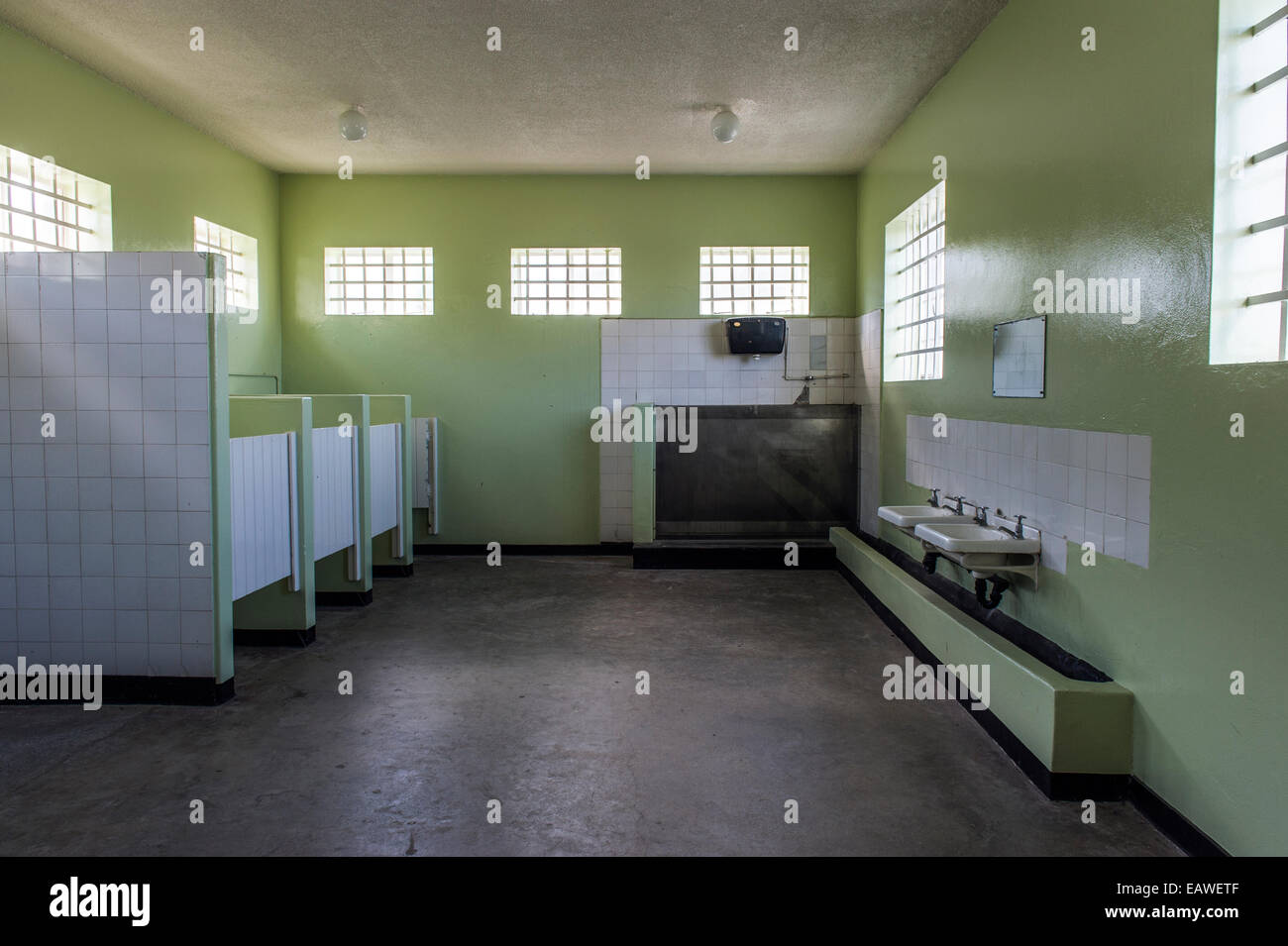 Männliche Toiletten, Urinal und Waschbecken in einem Gefängnis-Badezimmer. Stockfoto