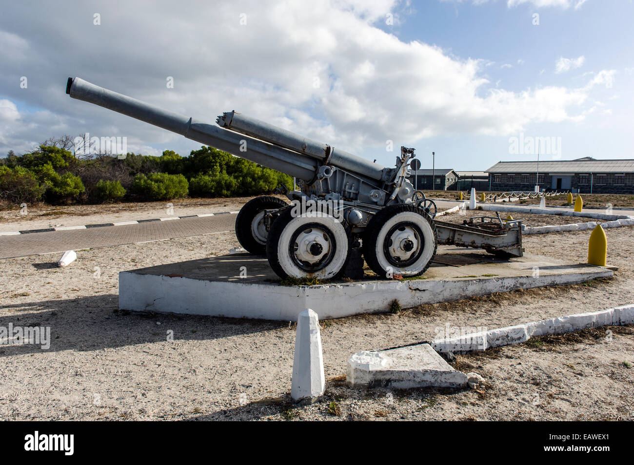 Eine Artillerie-Kanone auf dem Vorplatz der Robben Island Gefängnis. Stockfoto