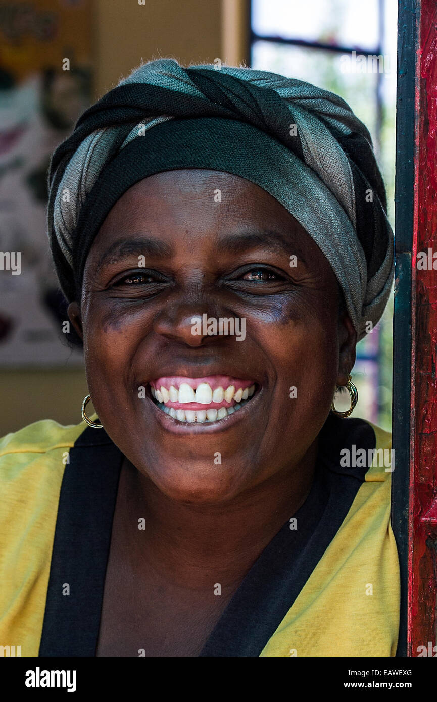 Das lächelnde Gesicht von liebevollen Lehrerin in einer afrikanischen Grundschule. Stockfoto