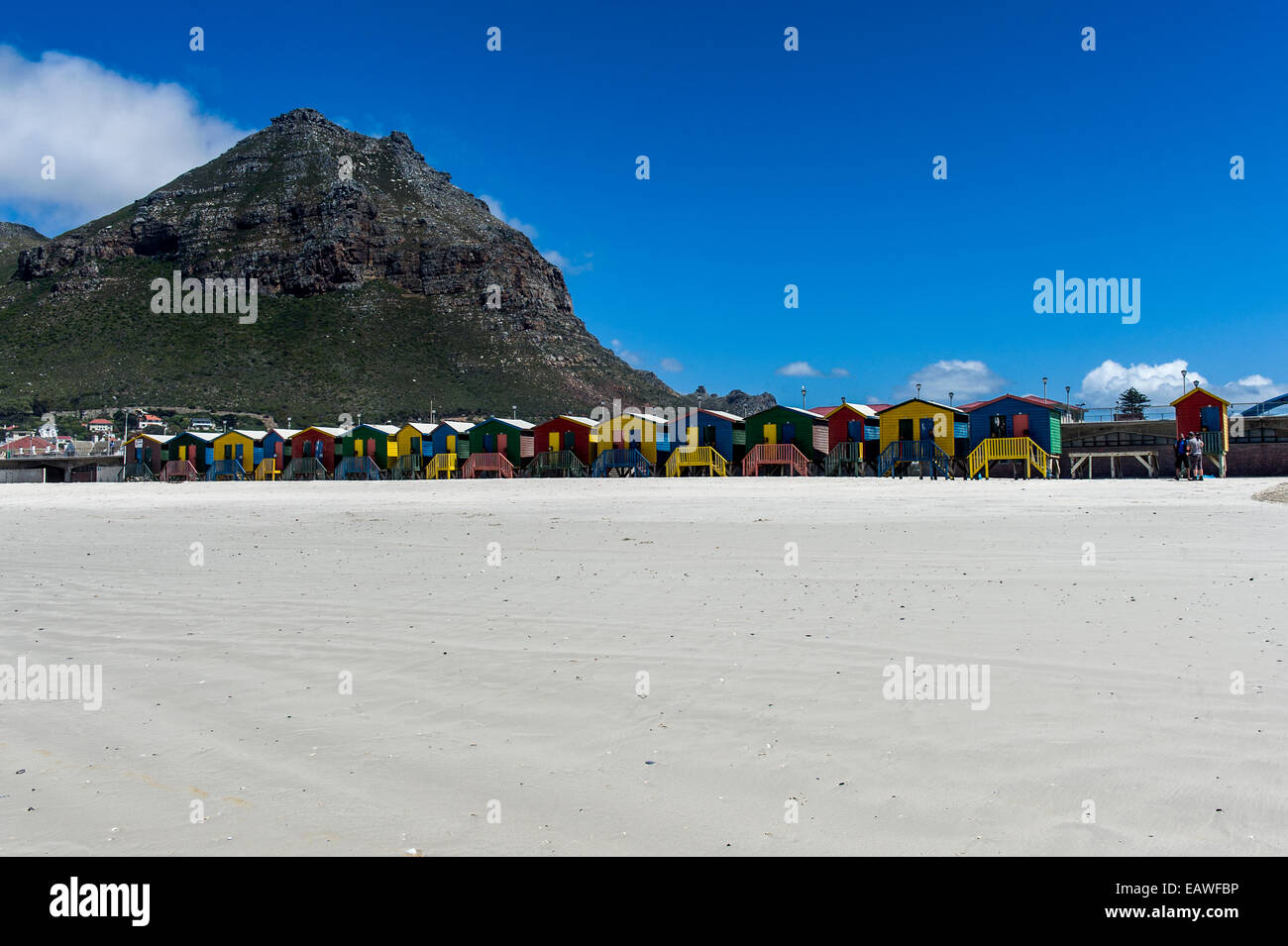 Bunten Baden-Boxen auf Stelzen am Strand im Sommer. Stockfoto
