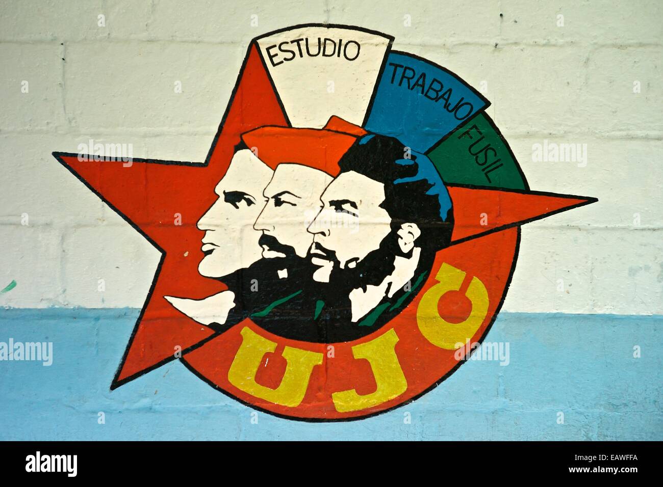 Ein Wandbild des Emblems für die Kommunistischen Jugendverbandes an einer Schule-Wand. Stockfoto