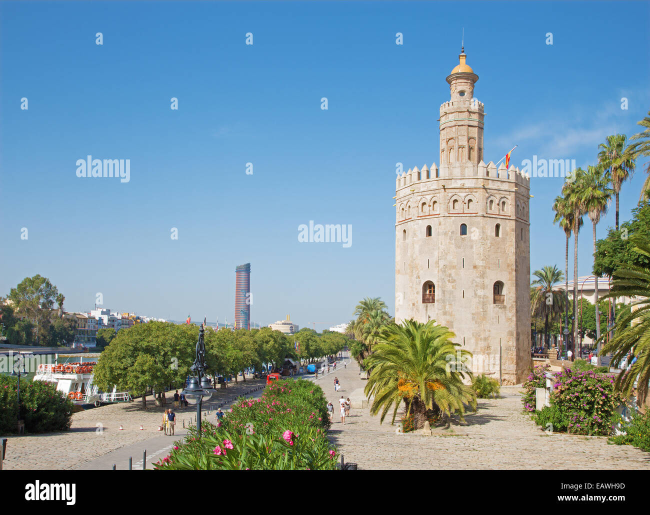Sevilla, Spanien - 29. Oktober 2014: Der mittelalterliche Turm Torre del Oro, Promenade und moderne Torre Cajasol im Hintergrund. Stockfoto