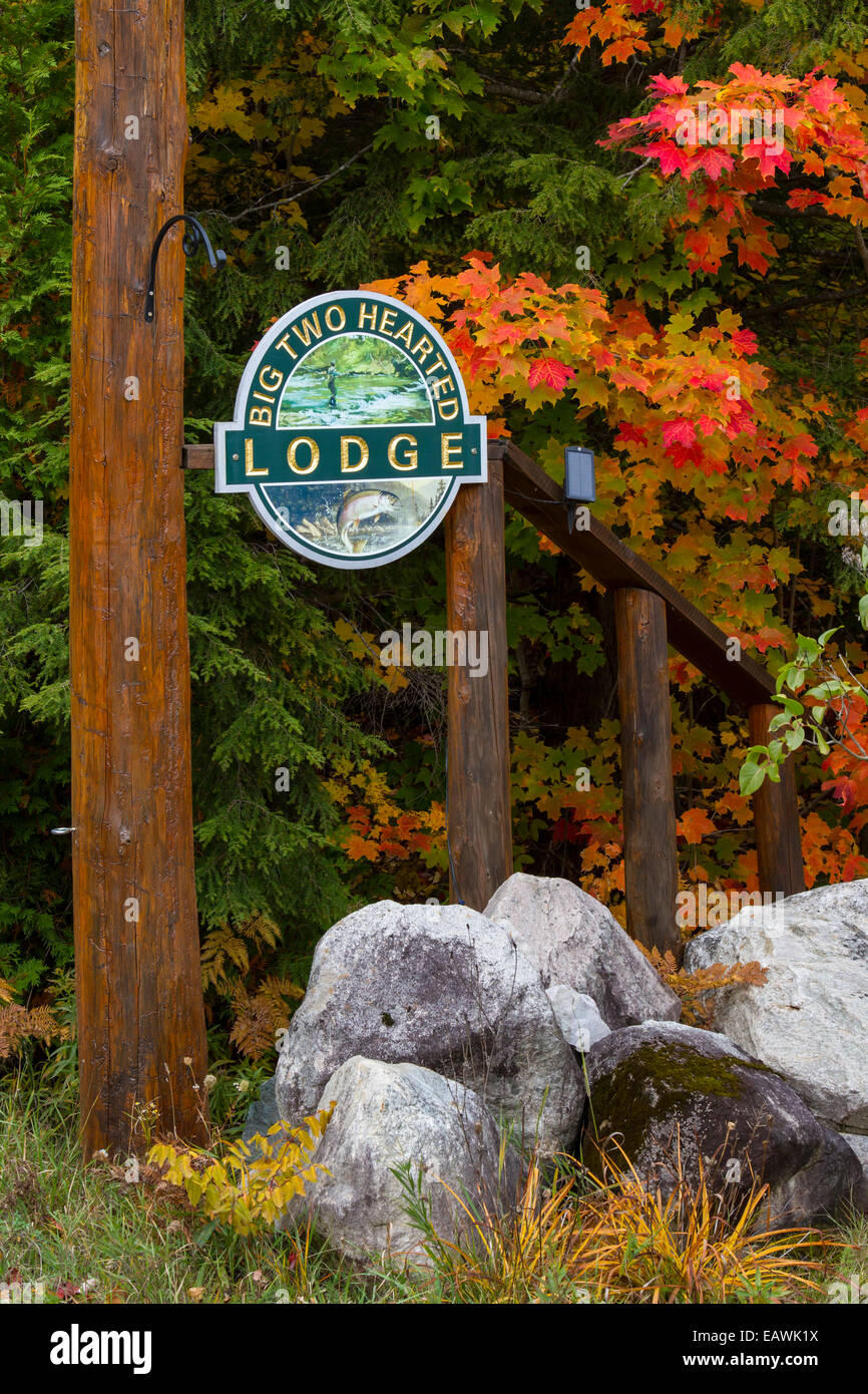 Die großen zwei Nerven Lodge Tor und Zeichen in der oberen Halbinsel von Michigan, USA. Stockfoto